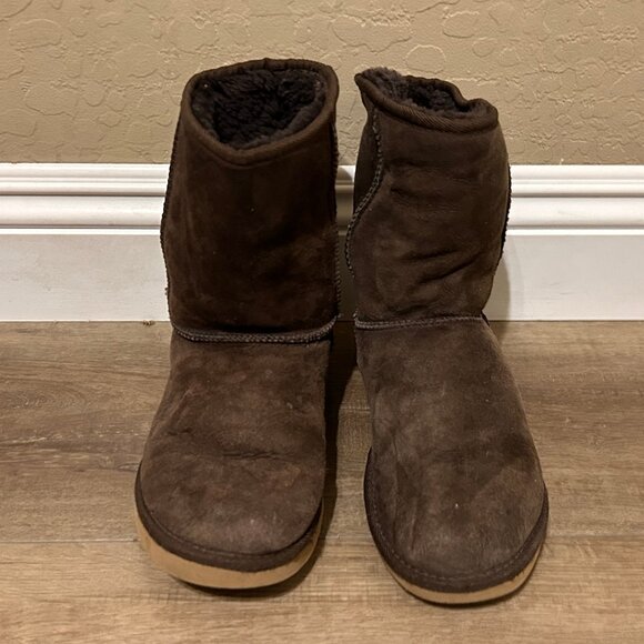 UGG Australia Classic Short 5825 Chocolate Sheepskin Winter Boots US Size 7 - Picture 1 of 8